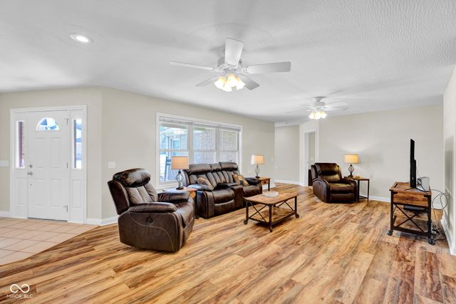 2202 Peartree Ct, Columbus, IN 47201