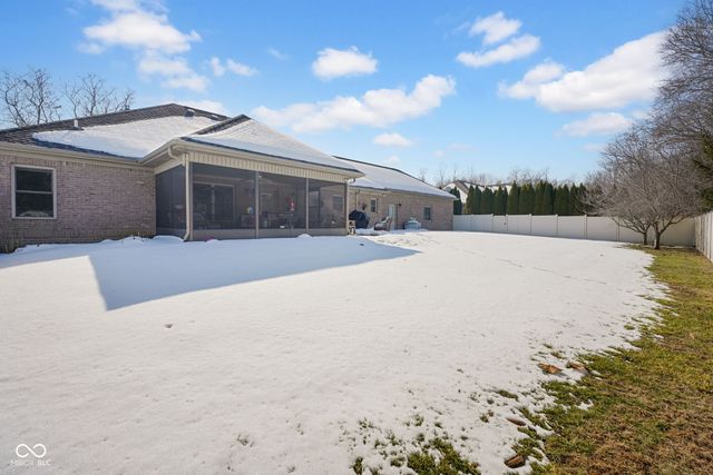 2202 Peartree Ct, Columbus, IN 47201