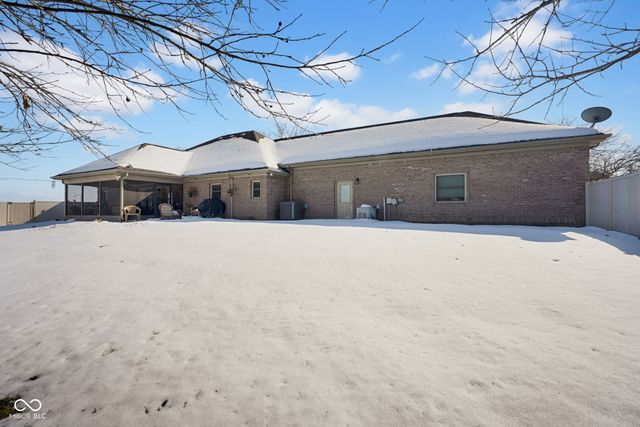 2202 Peartree Ct, Columbus, IN 47201