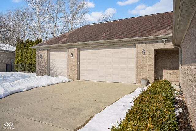 2202 Peartree Ct, Columbus, IN 47201