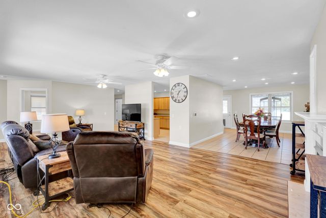 2202 Peartree Ct, Columbus, IN 47201