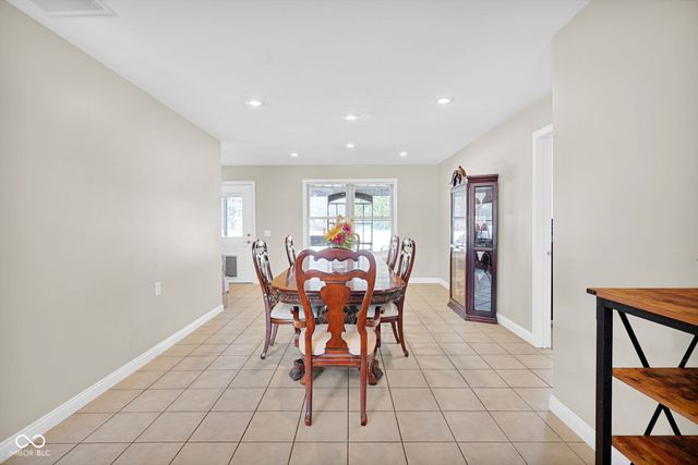 2202 Peartree Ct, Columbus, IN 47201