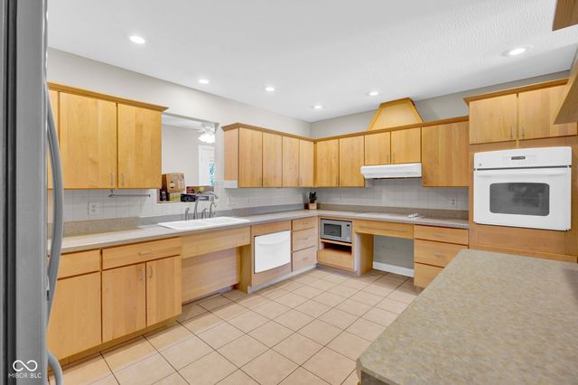 2202 Peartree Ct, Columbus, IN 47201