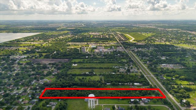 1102 N Battlebell Road, Highlands, TX 77562