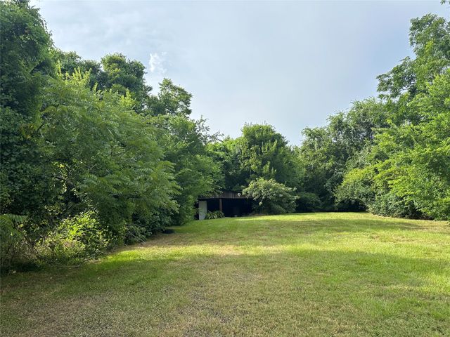 1102 N Battlebell Road, Highlands, TX 77562