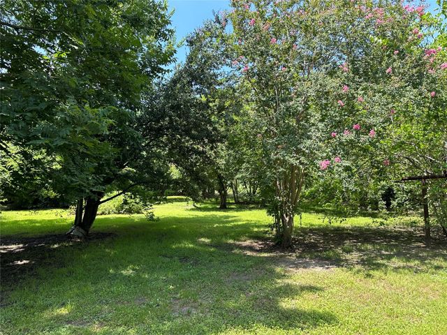 1102 N Battlebell Road, Highlands, TX 77562