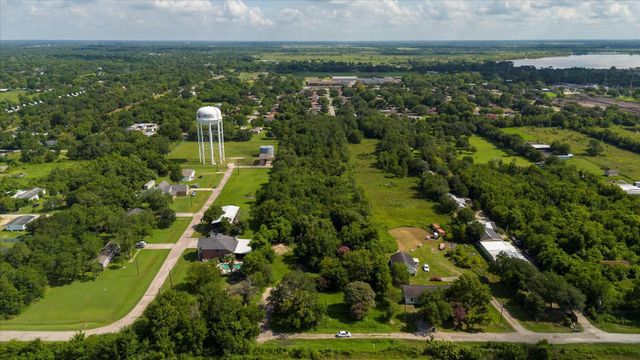 1102 N Battlebell Road, Highlands, TX 77562