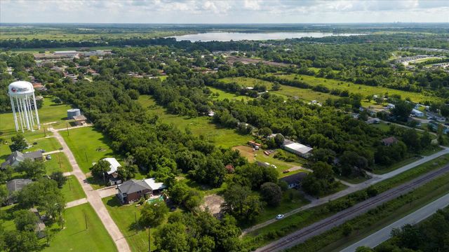 1102 N Battlebell Road, Highlands, TX 77562