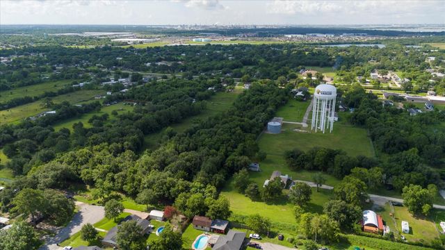 1102 N Battlebell Road, Highlands, TX 77562