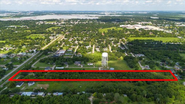 1102 N Battlebell Road, Highlands, TX 77562