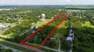 1102 N Battlebell Road, Highlands, TX 77562