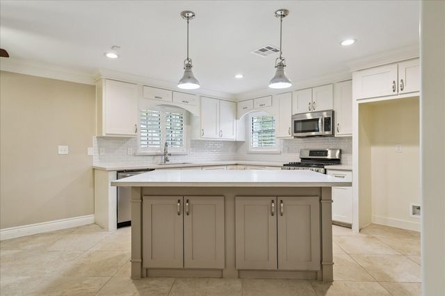 7127 Walkway Street, Houston, TX 77036