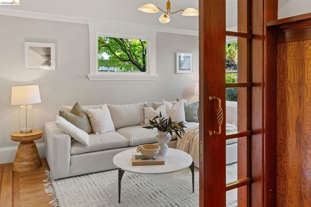 5690 Ocean View Dr, Oakland, CA 94618