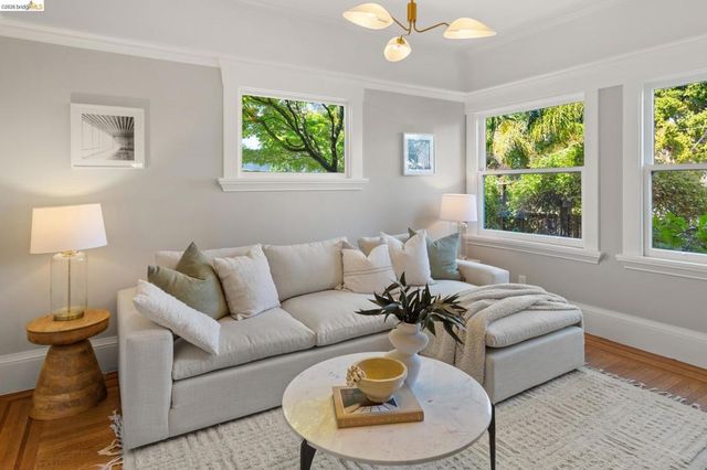 5690 Ocean View Dr, Oakland, CA 94618