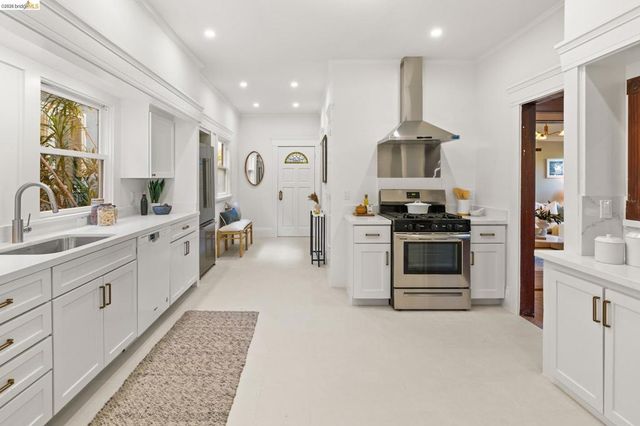 5690 Ocean View Dr, Oakland, CA 94618
