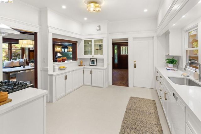 5690 Ocean View Dr, Oakland, CA 94618