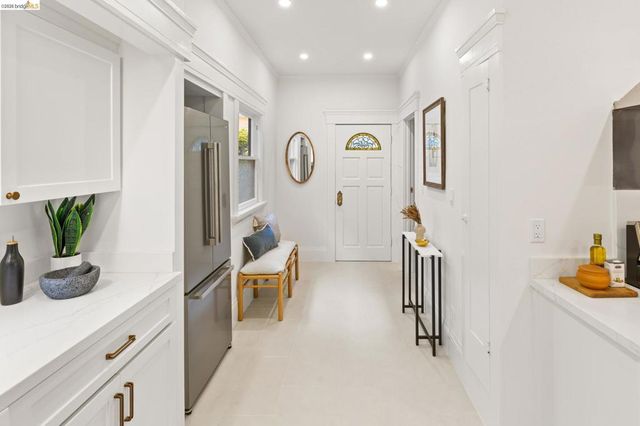 5690 Ocean View Dr, Oakland, CA 94618