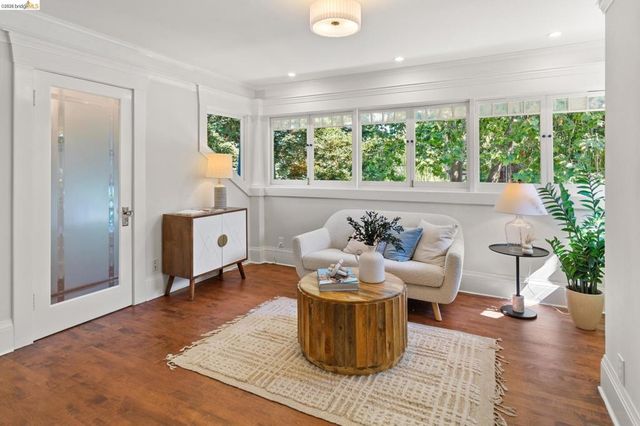 5690 Ocean View Dr, Oakland, CA 94618