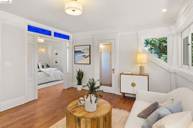 5690 Ocean View Dr, Oakland, CA 94618