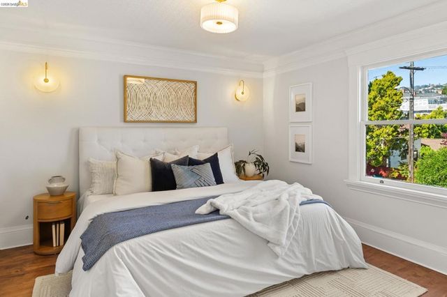 5690 Ocean View Dr, Oakland, CA 94618