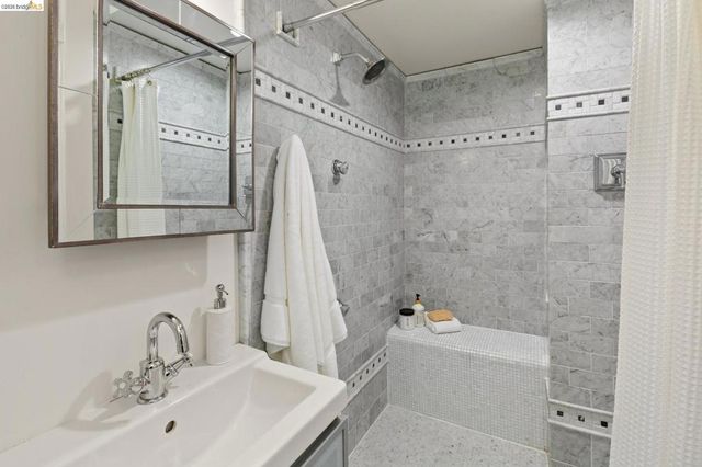 5690 Ocean View Dr, Oakland, CA 94618