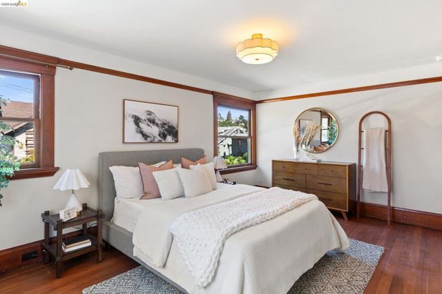 5690 Ocean View Dr, Oakland, CA 94618