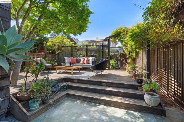 5690 Ocean View Dr, Oakland, CA 94618
