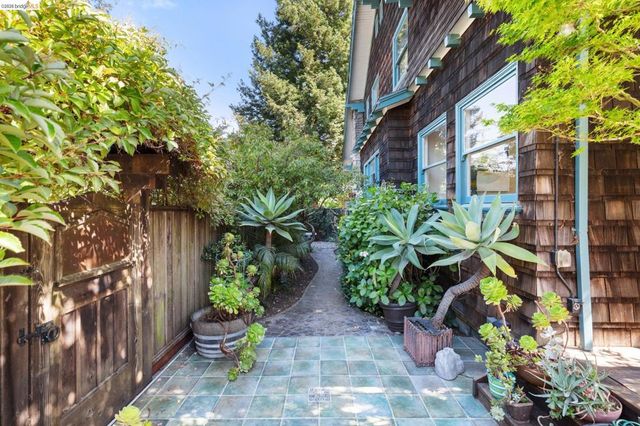 5690 Ocean View Dr, Oakland, CA 94618