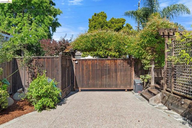 5690 Ocean View Dr, Oakland, CA 94618
