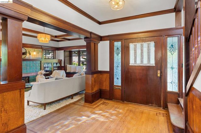 5690 Ocean View Dr, Oakland, CA 94618