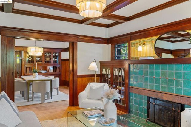 5690 Ocean View Dr, Oakland, CA 94618