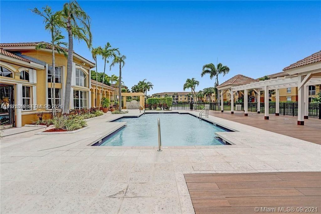 9640 NW 2nd St 5-105, Pembroke Pines, FL 33024