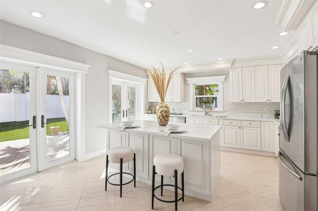 104 PALMERA BOULEVARD NE, St Petersburg, FL 33704