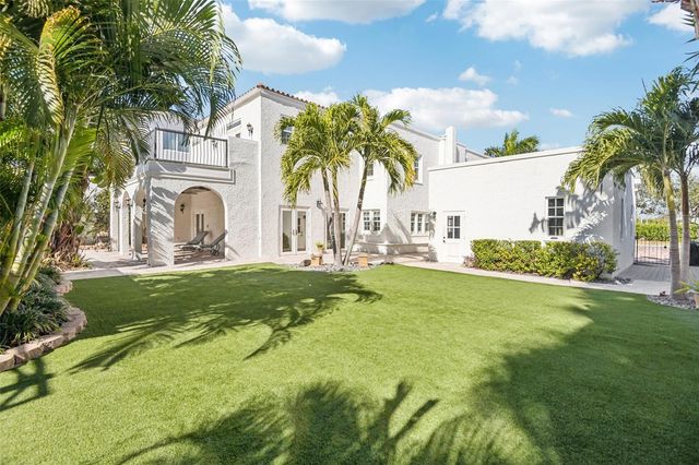 104 PALMERA BOULEVARD NE, St Petersburg, FL 33704