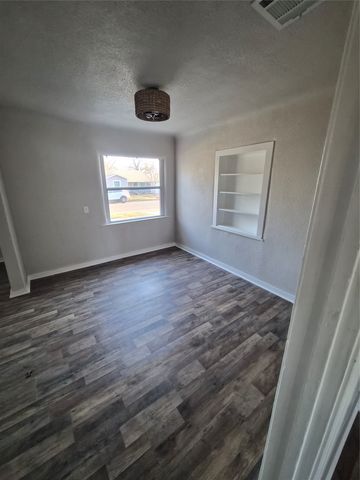 832 Featherston Street, Cleburne, TX 76033