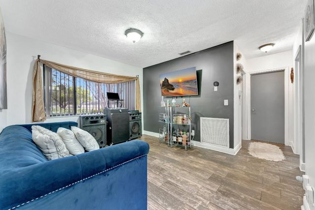 1221 SW 59th Avenue, Plantation, FL 33317