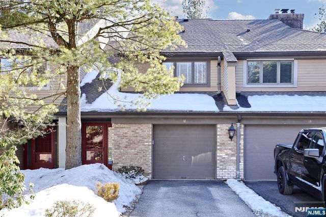 16 Sandburg Court, Mahwah, NJ 07430