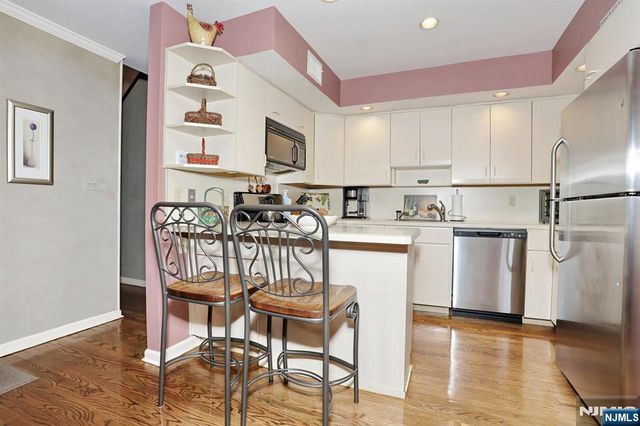 16 Sandburg Court, Mahwah, NJ 07430