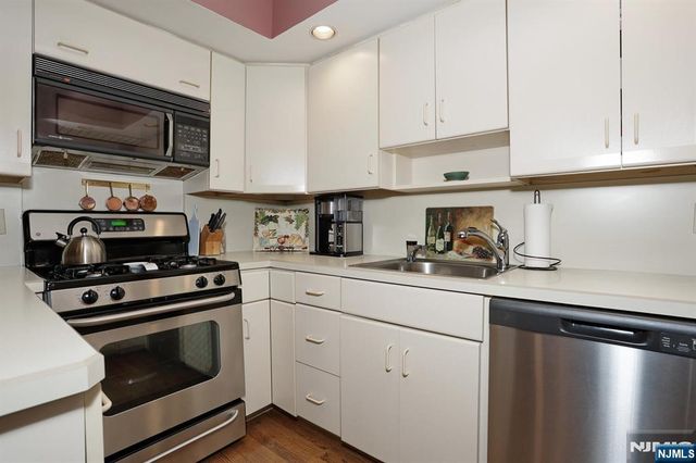 16 Sandburg Court, Mahwah, NJ 07430