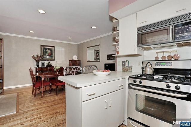 16 Sandburg Court, Mahwah, NJ 07430