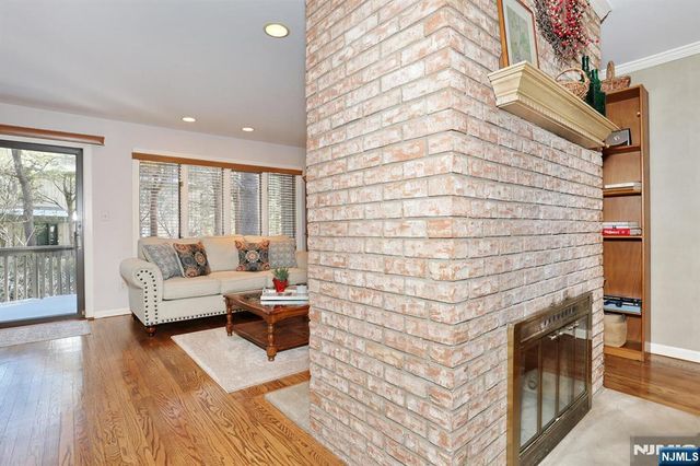 16 Sandburg Court, Mahwah, NJ 07430