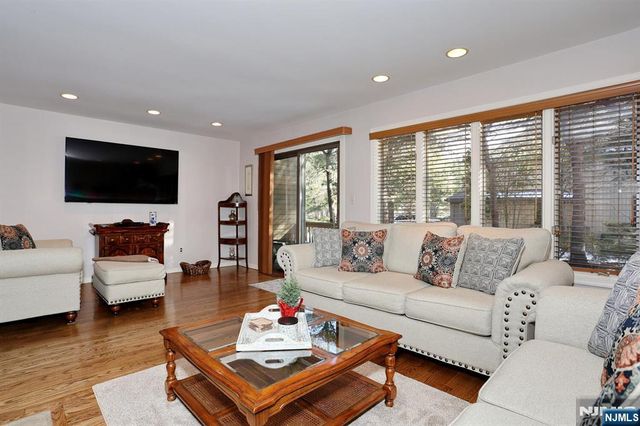 16 Sandburg Court, Mahwah, NJ 07430