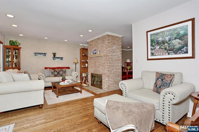 16 Sandburg Court, Mahwah, NJ 07430