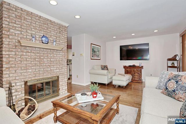 16 Sandburg Court, Mahwah, NJ 07430