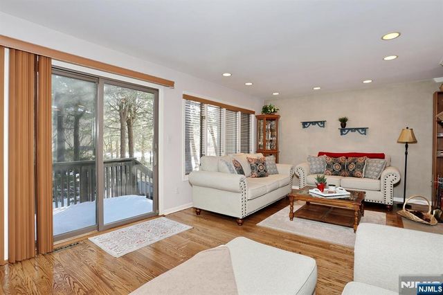 16 Sandburg Court, Mahwah, NJ 07430