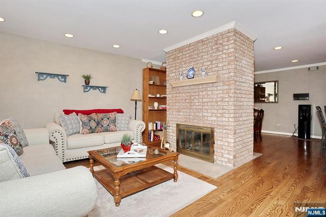 16 Sandburg Court, Mahwah, NJ 07430