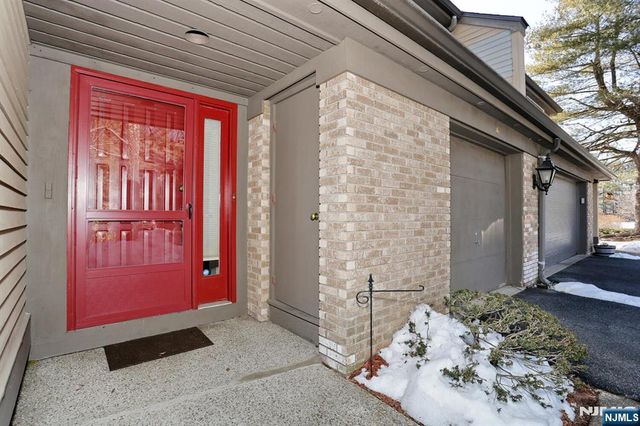 16 Sandburg Court, Mahwah, NJ 07430