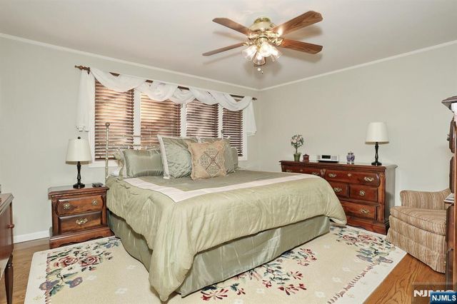 16 Sandburg Court, Mahwah, NJ 07430