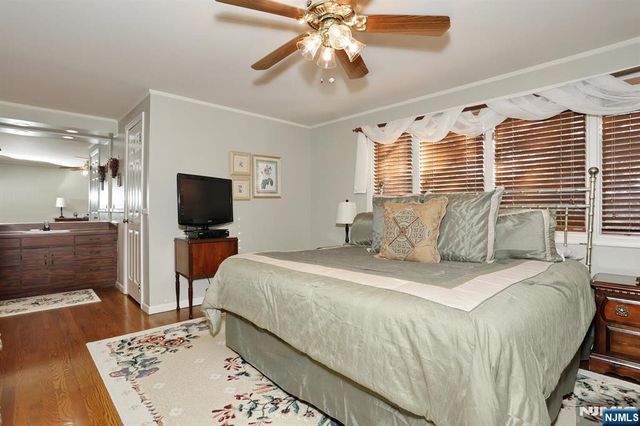 16 Sandburg Court, Mahwah, NJ 07430