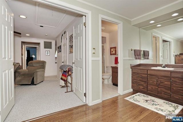 16 Sandburg Court, Mahwah, NJ 07430